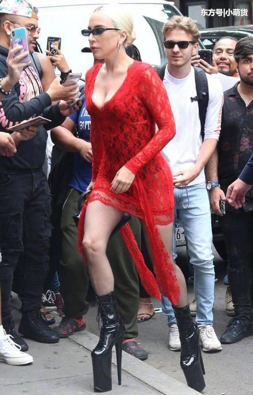 Gaga踩20高跟鞋冒充180，摔倒后吓人一跳，以为是假肢！