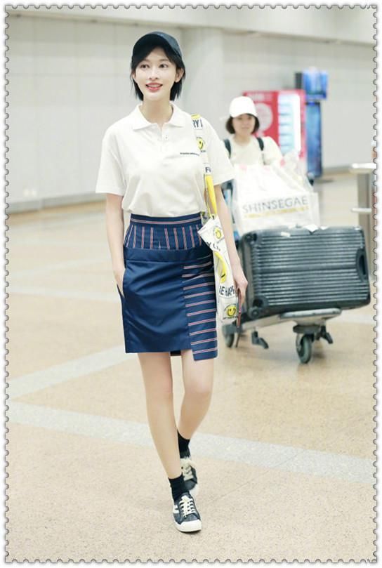 同穿白色衬衫:江疏影是满满女神范，而张俪却穿出收银员既视感!