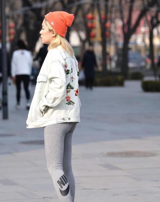  短袖：街拍：香草美人的美女，一件黄绿色的短袖配黑色短裤，青春靓丽范