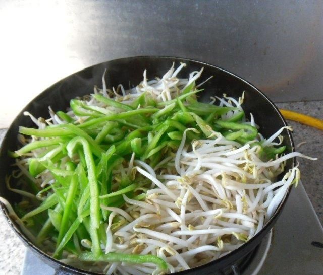 『烹制』青椒炒豆芽,豆芽可以单独烹制,加绿色的青椒,主要是搭配色泽