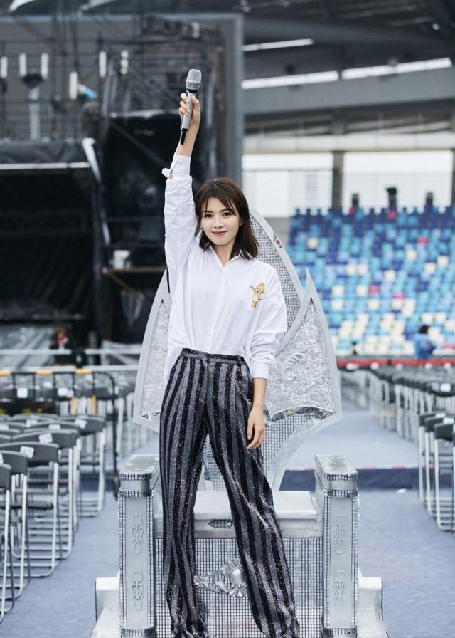 『刘涛』别学刘涛把衬衫塞裙子里，看她塞一半留一半的造型，显腿长又飒爽