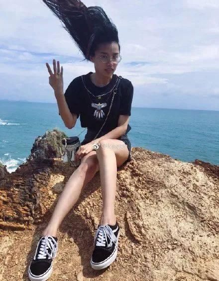 男子在黄山旅游不要命,爬到悬崖松树上拍照……