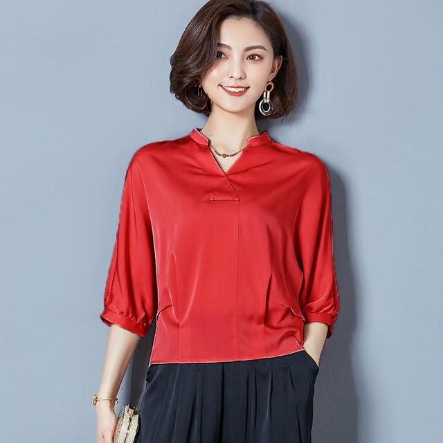 真丝衬衣扮靓奔五女性，凸显气场，藏住年龄，容颜的“化妆品”