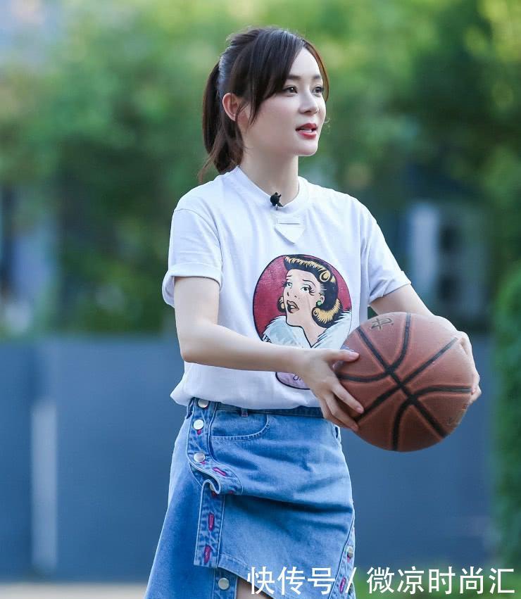 袁姗姗不愧是有马甲线的人，身材好的没话说，圆柱体的包包亮了！