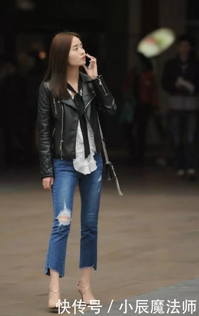  气质|路人街拍，美女九分的牛仔裤搭配短外套，非常有气质
