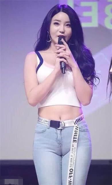 俏丽小姐姐，紧身牛仔裤太紧显勒痕，竟然还向上提