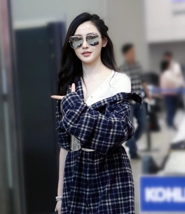 张天爱的空气刘海要火啦，显瘦显嫩如换脸，想知道谁给她做的头发