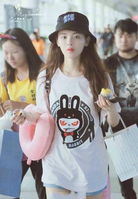 19岁杨超越和28岁谭松韵同穿“下身失踪”, 网友: 这差距可没9岁!