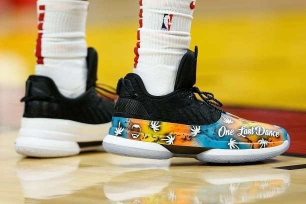 韦德上脚 One Last Dance 定制球鞋!发布感人视频，潸然泪下!
