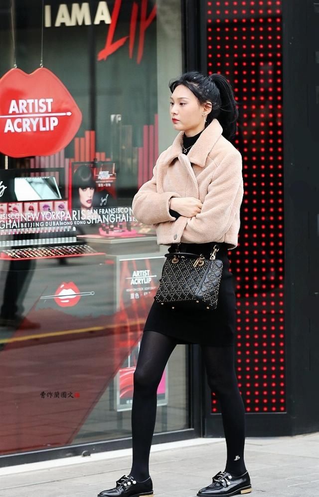  『表述』时尚街拍漂亮美女，一双黑丝袜，表述时尚潮流心