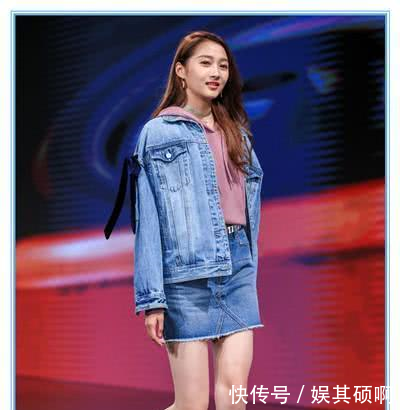 关晓彤红毯再失手！浅蓝色吊带裙穿老10岁，网友鹿晗心碎一地！