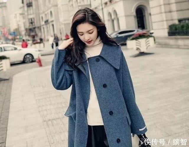 「大衣」建议:聚会时千万别穿羽绒服,大衣+毛衣+瘦瘦袜,美到犯规