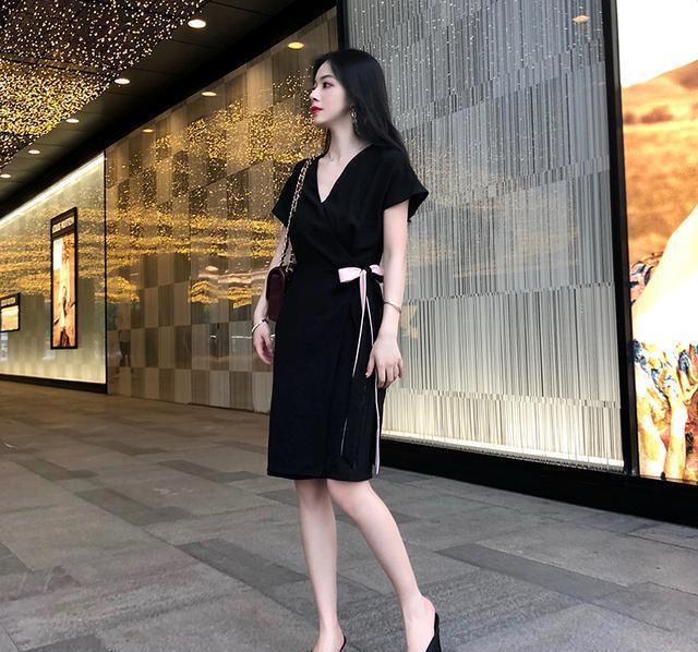 小黑裙随意一款，轻奢聚会的必然吸睛，美而不俗才是经典!