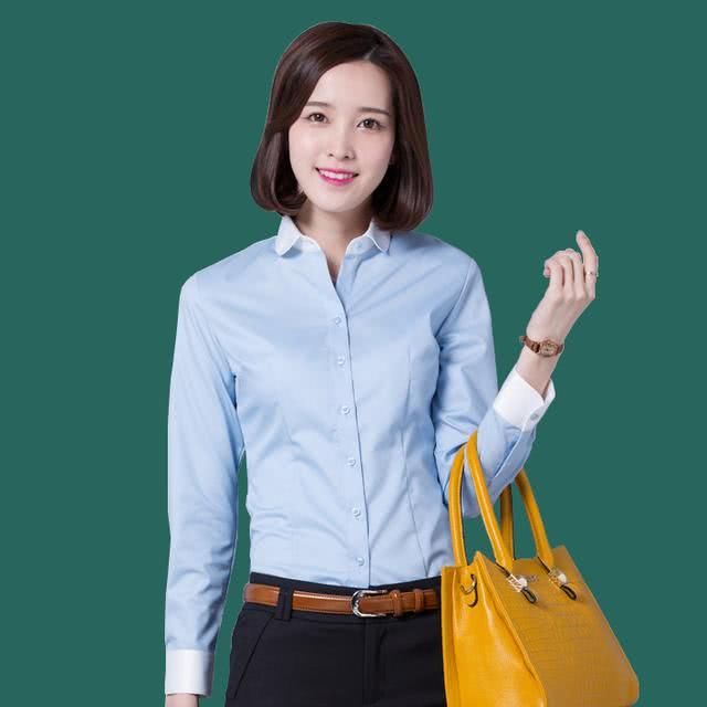 女人尽量别要的打底裤配大衣，今年流行这样的针织衫，美翻了！