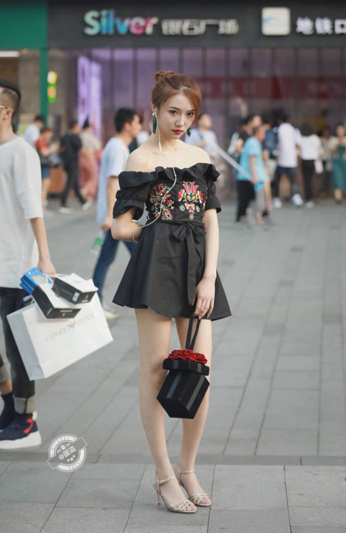 路人街拍,黑色一字肩连衣短裙小姐姐,清秀的五官十分有气质