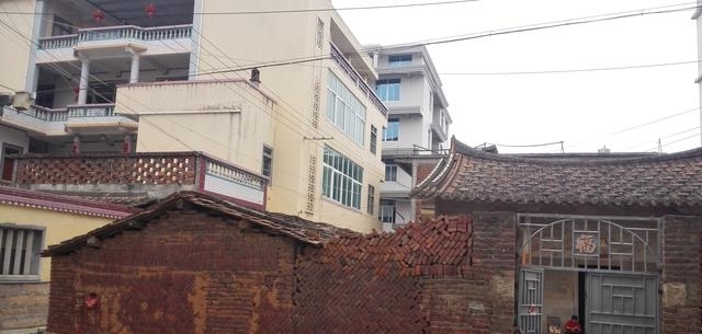 有农民辛辛苦苦盖好新房，却不装修也不住人！专家：到底想干嘛？