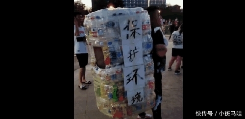 塑料瓶@广东街头现“环保哥”, 靠捡塑料瓶月入万元, 网友: 就服