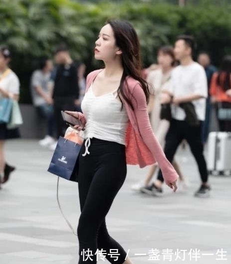  『小姐姐』街拍：雪肤花貌的小姐姐，一条黑色的吊带连衣裙，时尚优雅女人味