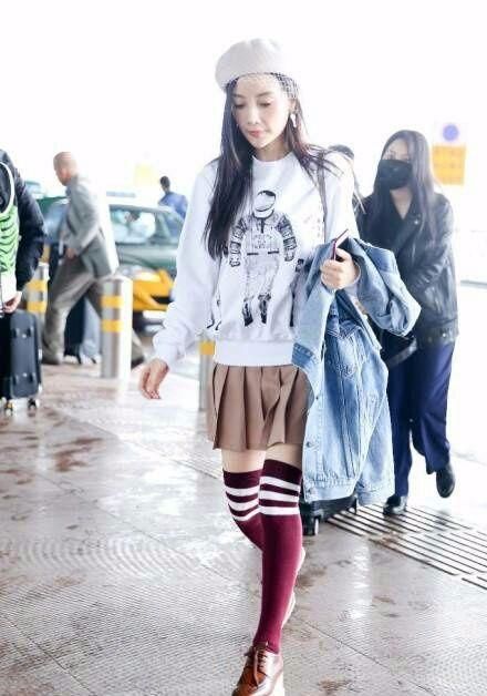 李小璐也不知道打扮一下，穿成这样就出门! 网友:扮的太幼稚了