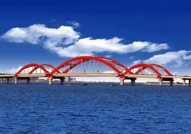 比三亚人少!比青岛消费低!北方最适合看海的城市，海鲜正肥!