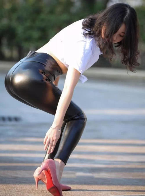 时尚御姐黑色紧身裤裹出饱满线条，想要弯腰揉揉脚都是种奢望