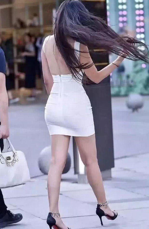 气质熟女高跟鞋搭配包臀裙勾勒迷人曲线，转身后的真空背影看点十