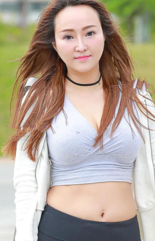 气质女神紧身运动裤尽显完美身材，看到镜头甜美一笑很迷人