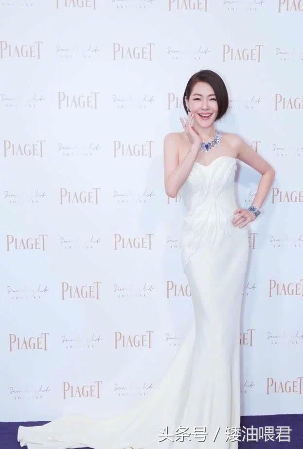 小S包紧身包臀裙性感炸裂,“揩油”林更新,网友:林狗一脸享受