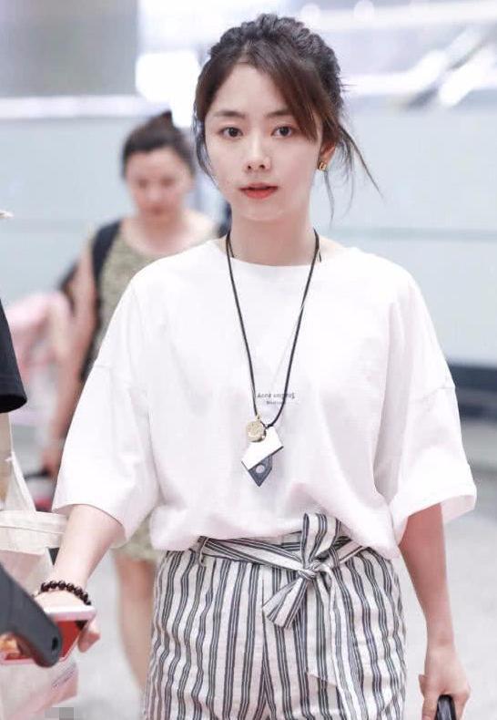 谭松韵只不过穿条短裤, 就有一双长腿, 162cm身高是假的吧!