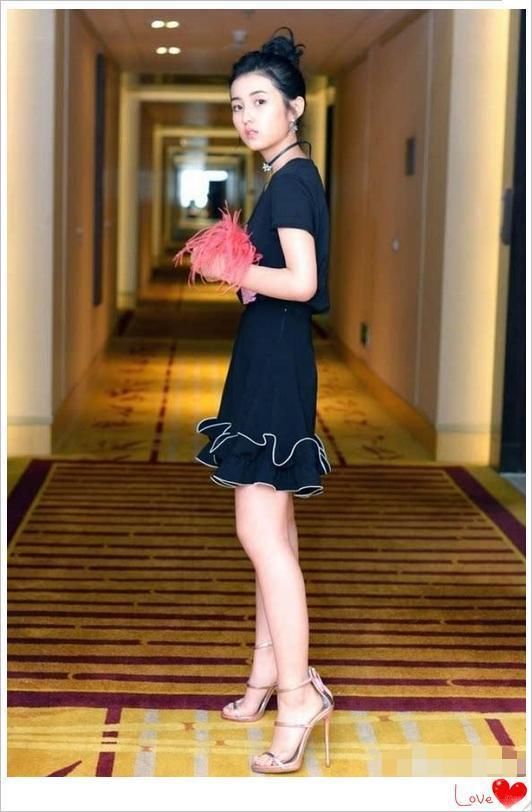 16岁张子枫够狠！脚踩“两根针”亮相活动，网友：还不如不穿呢！