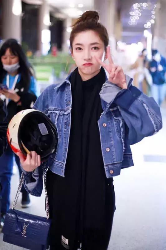 江疏影5分短裤秀美腿，又白又细更像“鸡肉肠”,一转身才是亮点!