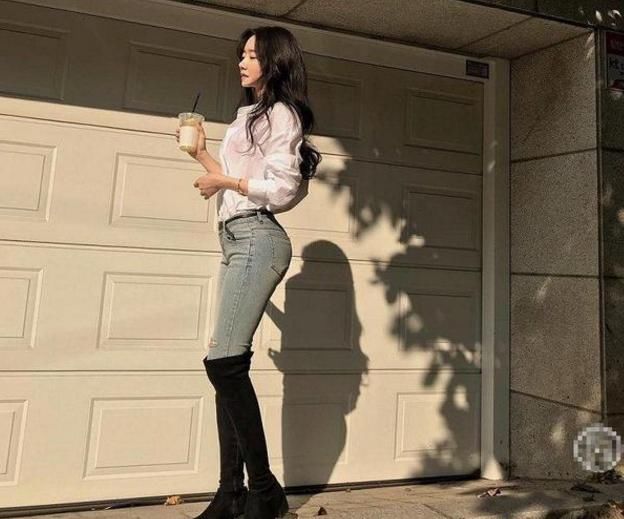 牛仔裤让女性的双腿显得修长高挑，看起来十分飘逸