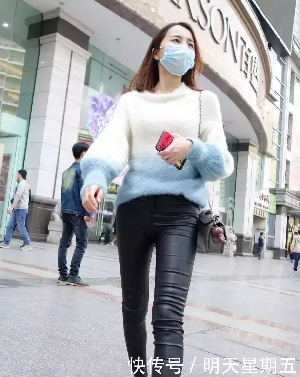 紧身皮裤在逛街的美女