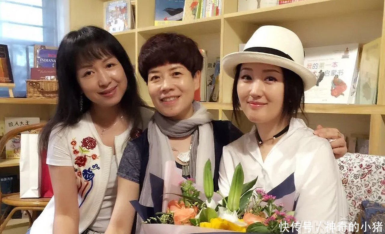 「杨钰莹」杨钰莹现身深圳外国语学校云课堂,教唱《我在春天等你》,好暖人