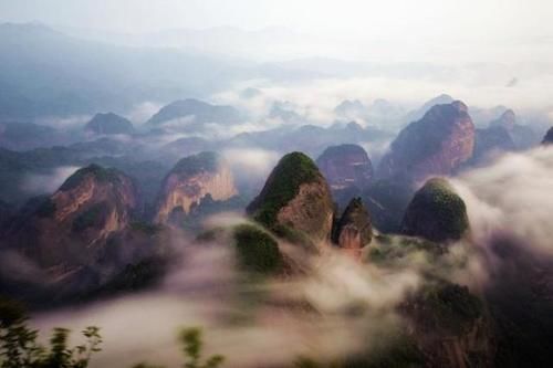 湖南一位峭壁飞人，专帮人上“龙头香”，每日收入高达上万元！