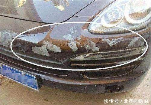 人豪车上乱涂鸦,车主看后,竟然倒给一千元钱做