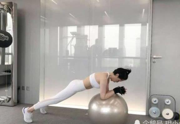 海清穿运动内衣和紧身裤素颜出镜，背后的脊柱沟证明她身材是真的