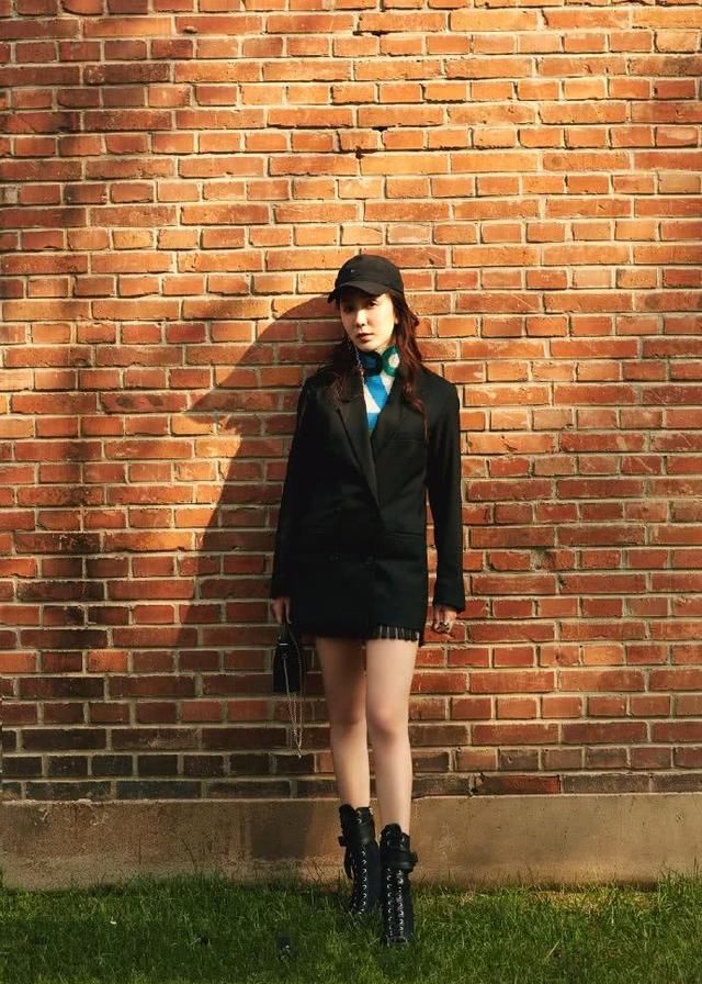 娄艺潇为显腿长，竟敢穿条看不见的短裤出门，网友：跟没穿差不多