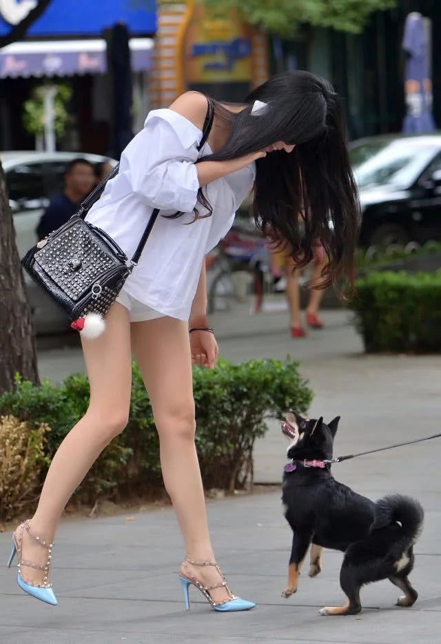 一米八三的小姐姐，短裤穿搭尽显一双细腻的筷子腿，不知道吸引了