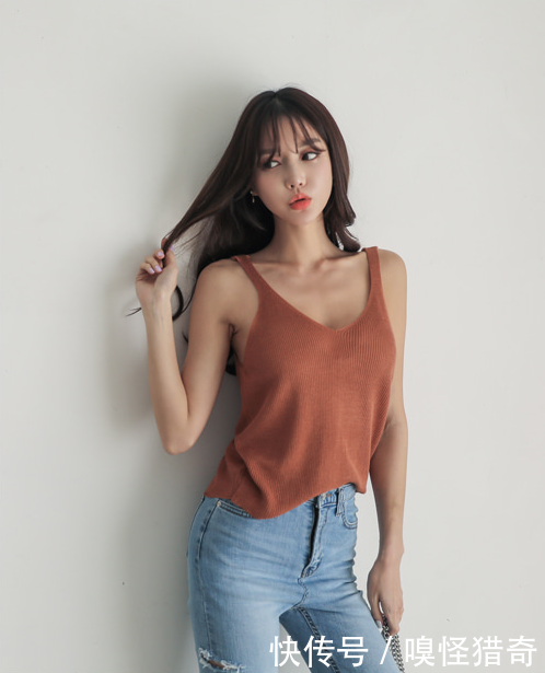 街拍，穿着小黑裙的小姐姐，淡淡韩国风，斜看手机的样子好迷人