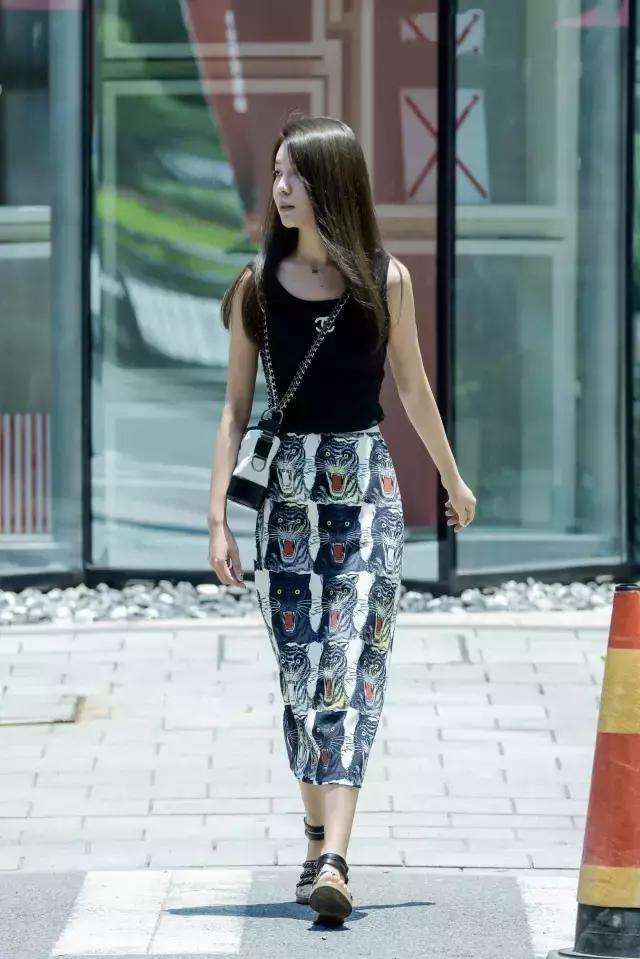 街拍：在路边游荡的小姐姐，肤白貌美大长腿，网友：有女人味!