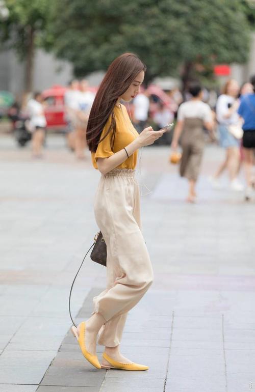 路人街拍：仙女一般的小姐姐，长发飘飘肌肤赛雪，吊带装很性感