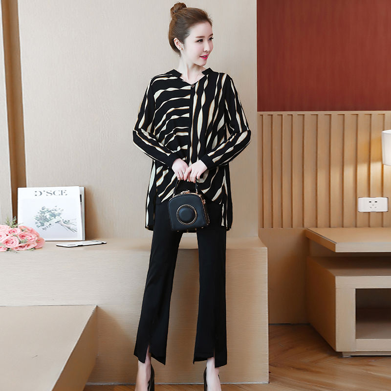 哇!这新出炉的气质套装+高跟鞋，太美了，败家的我又忍不住要买