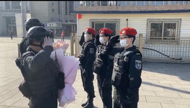  「鲜花」反差萌！当北京站持枪女特警遇上鲜花，竟这么可爱