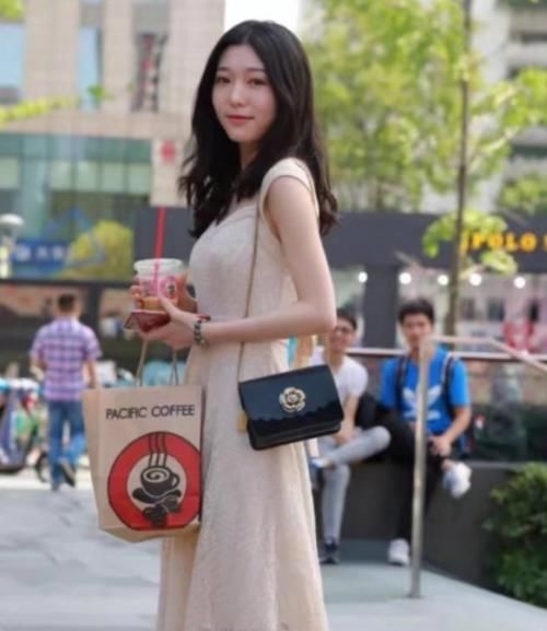 【精致】修身浅灰连衣裙,搭配精致黑色包包,优雅知性!
