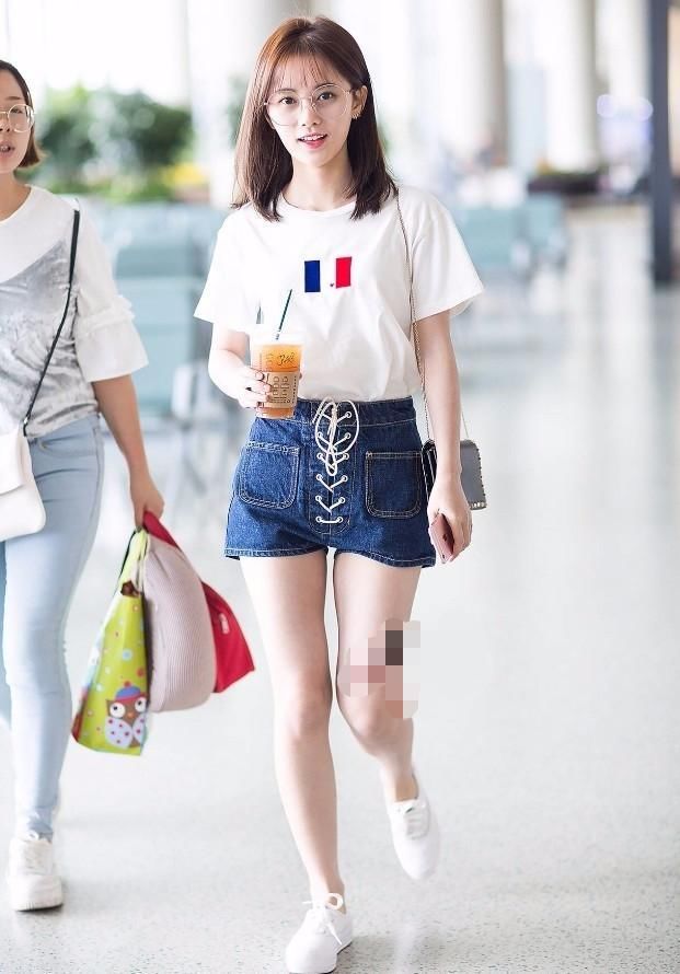 鞠婧祎T恤配短裤显胖了，却又美出了新高度，还有这样的操作?