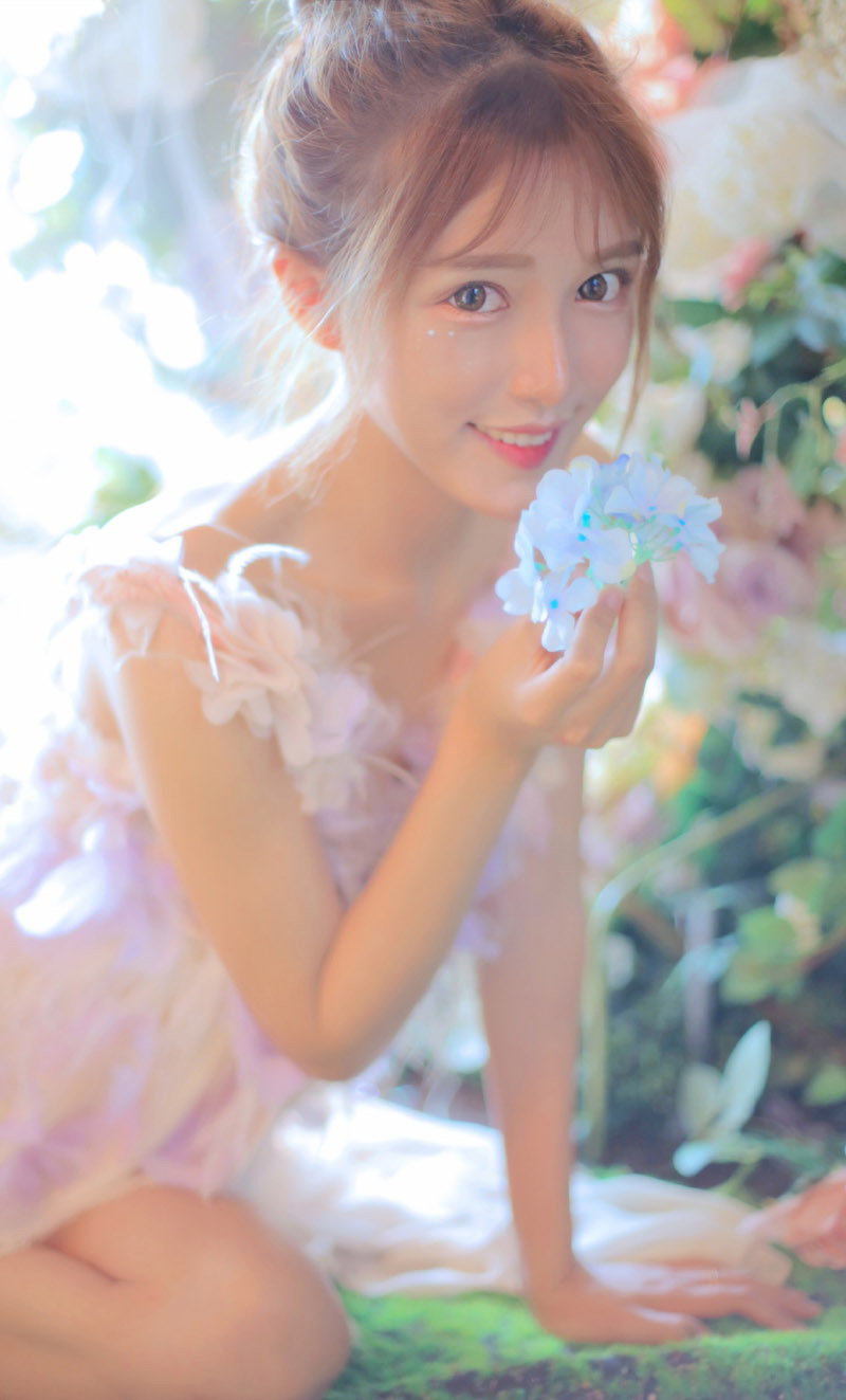 丸子头女孩性感抹胸裙写真