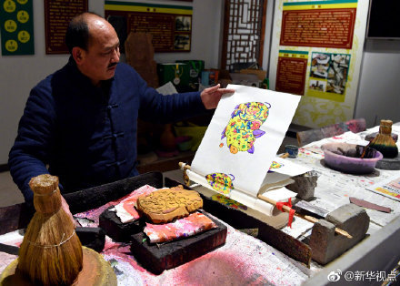 春节将至 又到木版年画艺人秀手艺的时候了