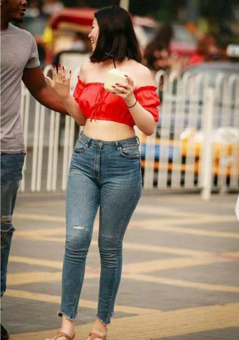 紧身牛仔裤造就曼妙身姿，尽显小女人的气质！