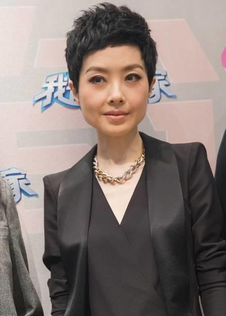 贾玲换发型胖出“新高度”，瓜子脸秒变大饼脸